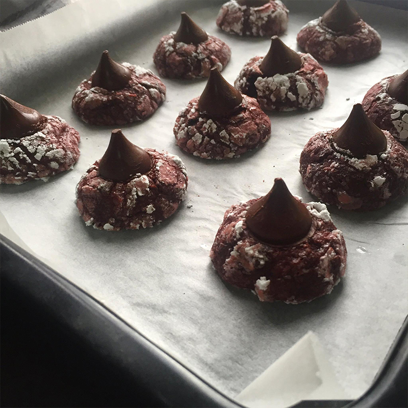 Red Velvet Crinkle Kisses Cookies Recipe by Bakeomaniac