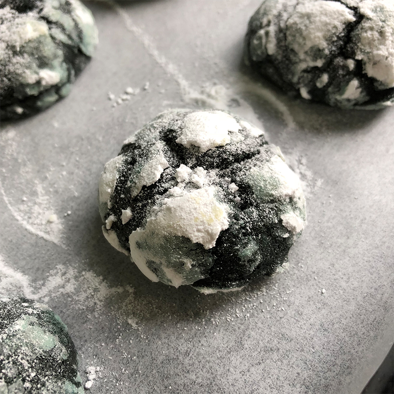 Green Velvet Crinkle Cookies Recipe by Bakeomaniac